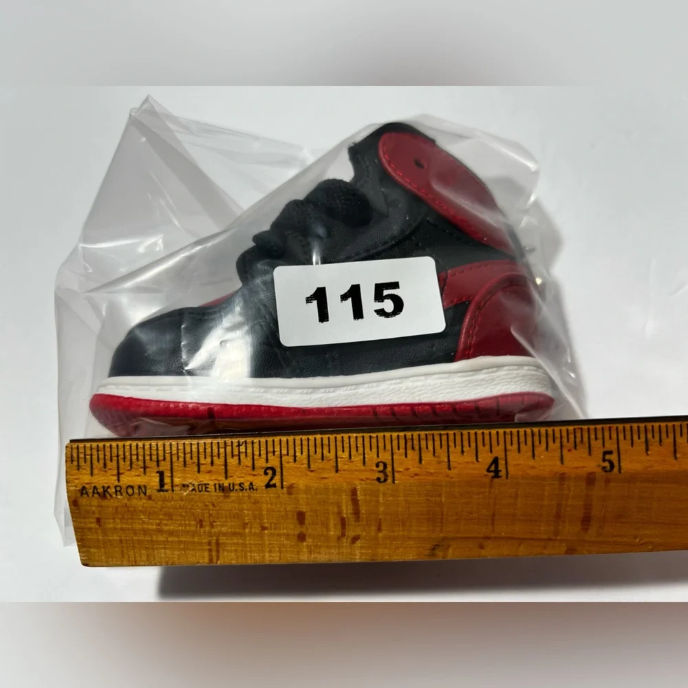 3D Mini Sneaker Keychain Black Red Chicago Style with novelty‎ box
